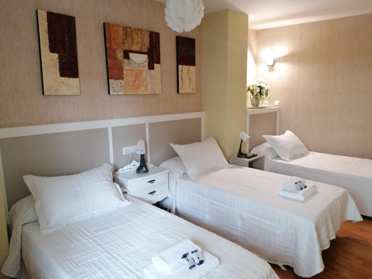 Cuatro Caminos Hotel Sarria Bagian luar foto
