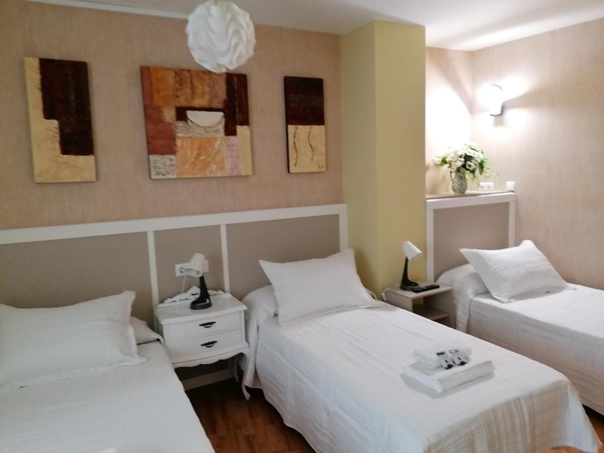 Cuatro Caminos Hotel Sarria Bagian luar foto