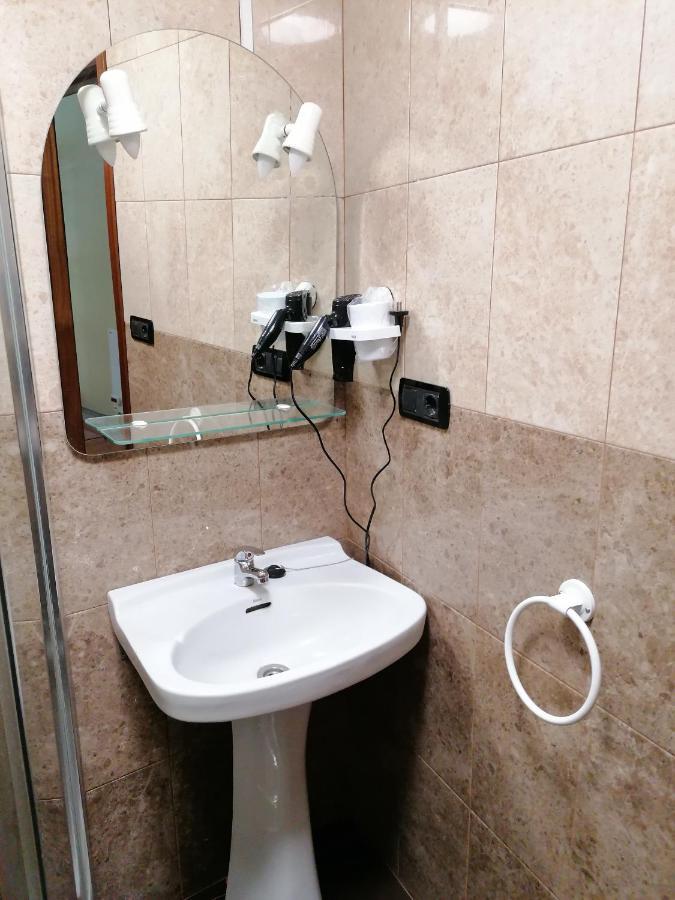 Cuatro Caminos Hotel Sarria Bagian luar foto