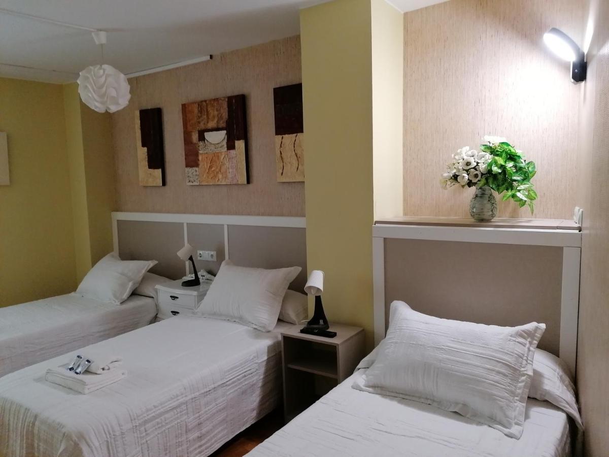 Cuatro Caminos Hotel Sarria Bagian luar foto