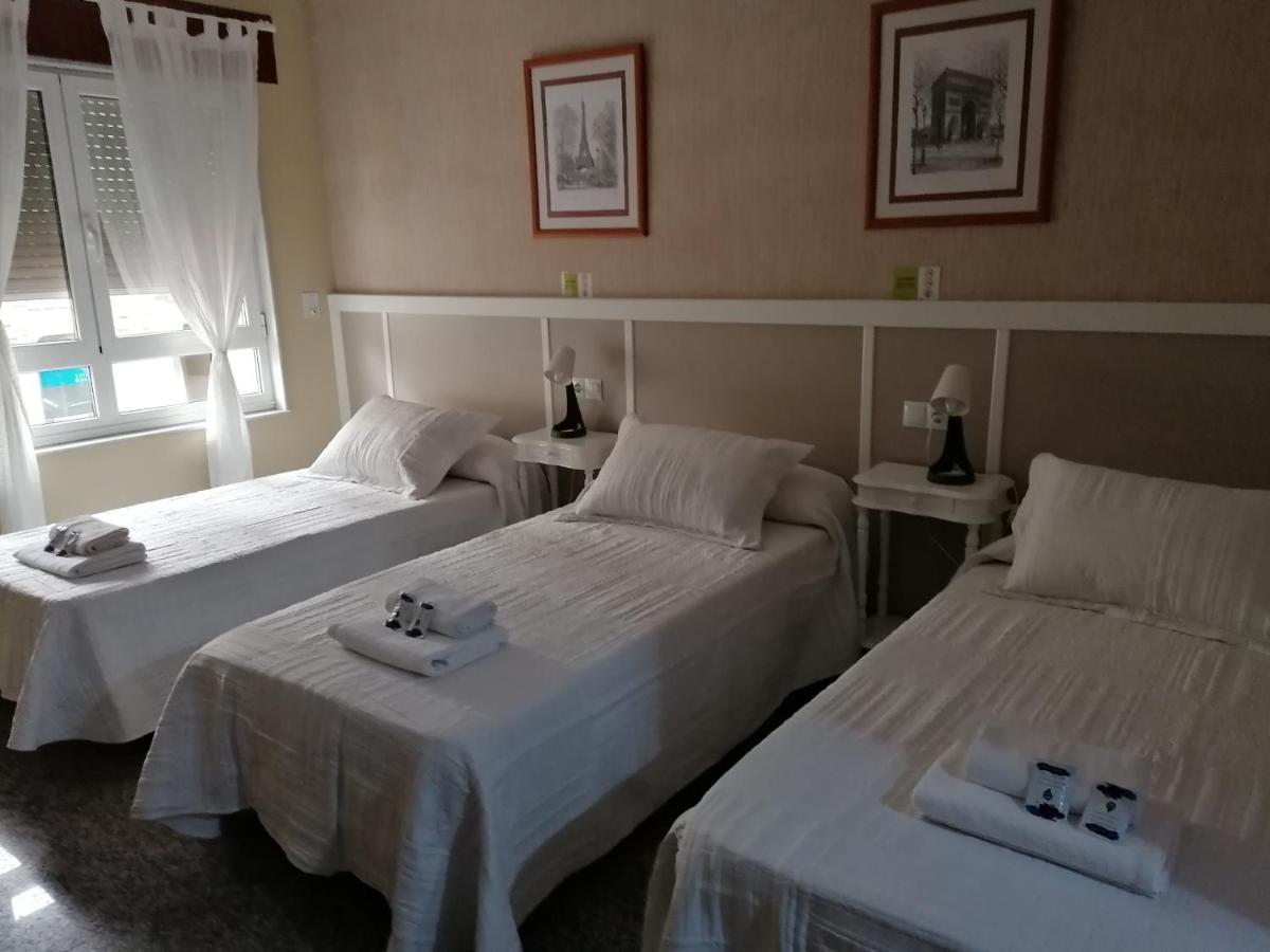 Cuatro Caminos Hotel Sarria Bagian luar foto