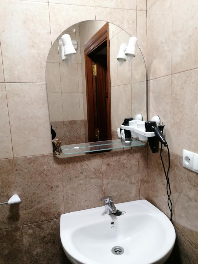Cuatro Caminos Hotel Sarria Bagian luar foto